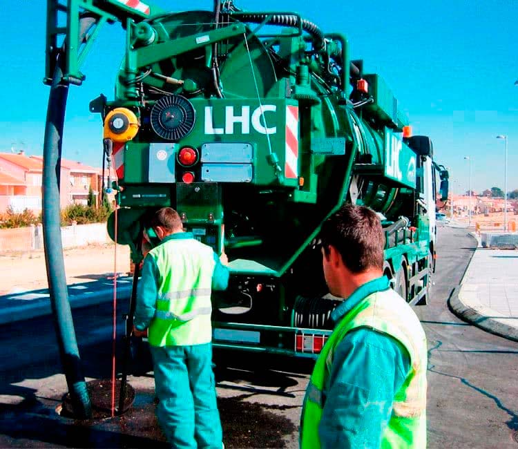LHC Ambiental personas con máquina de limpieza